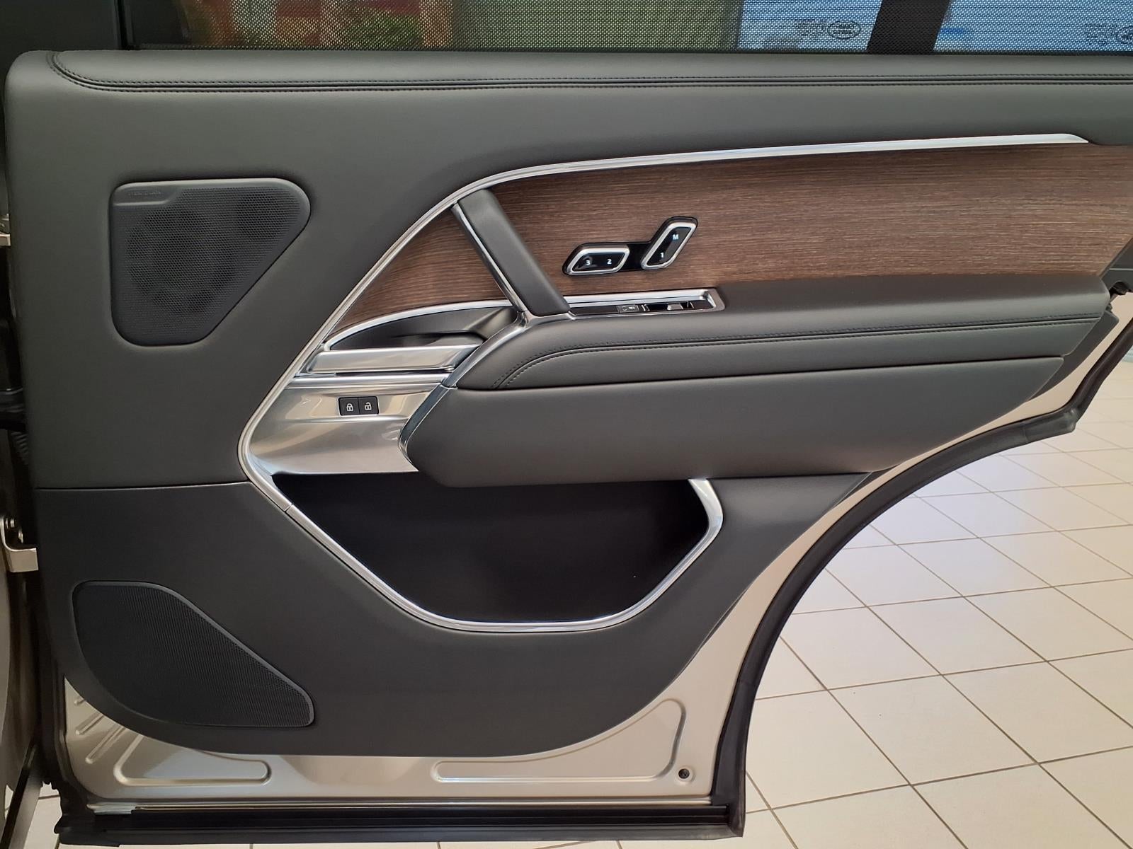 2025 Land Rover Range Rover SE LWB