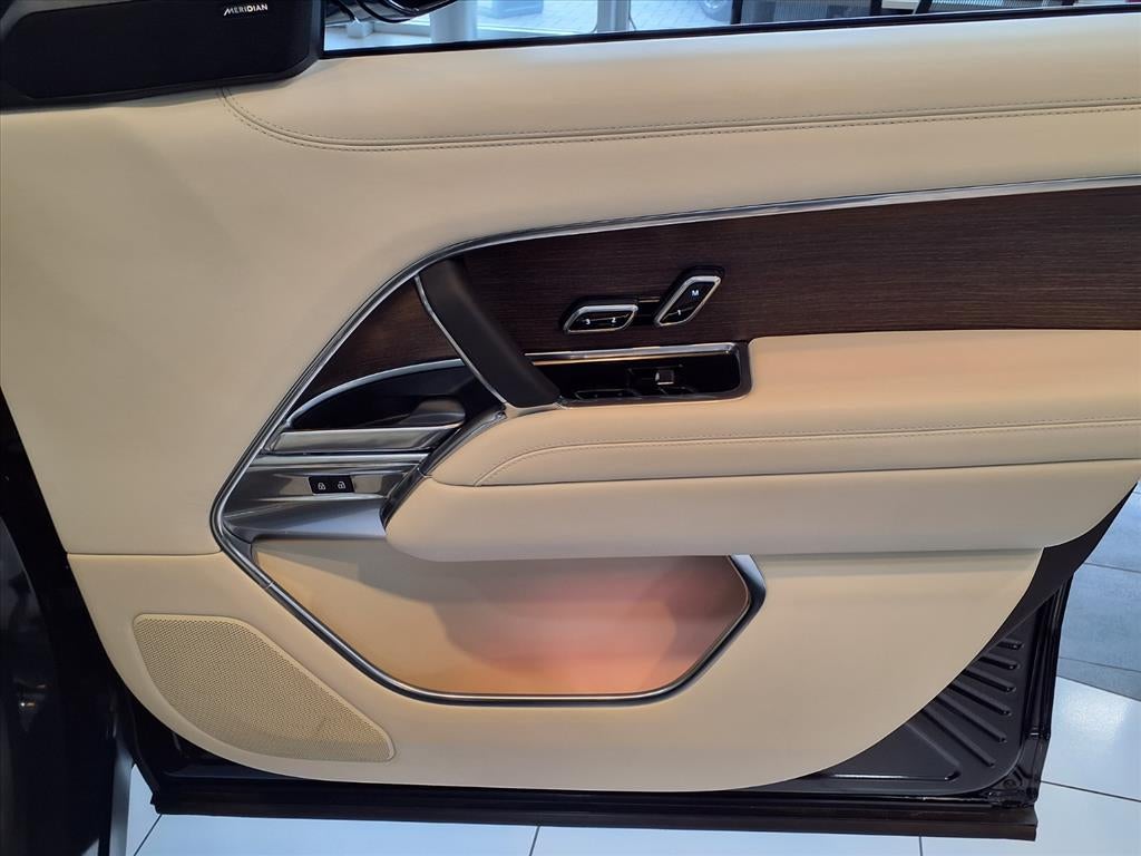 2025 Land Rover Range Rover SE LWB