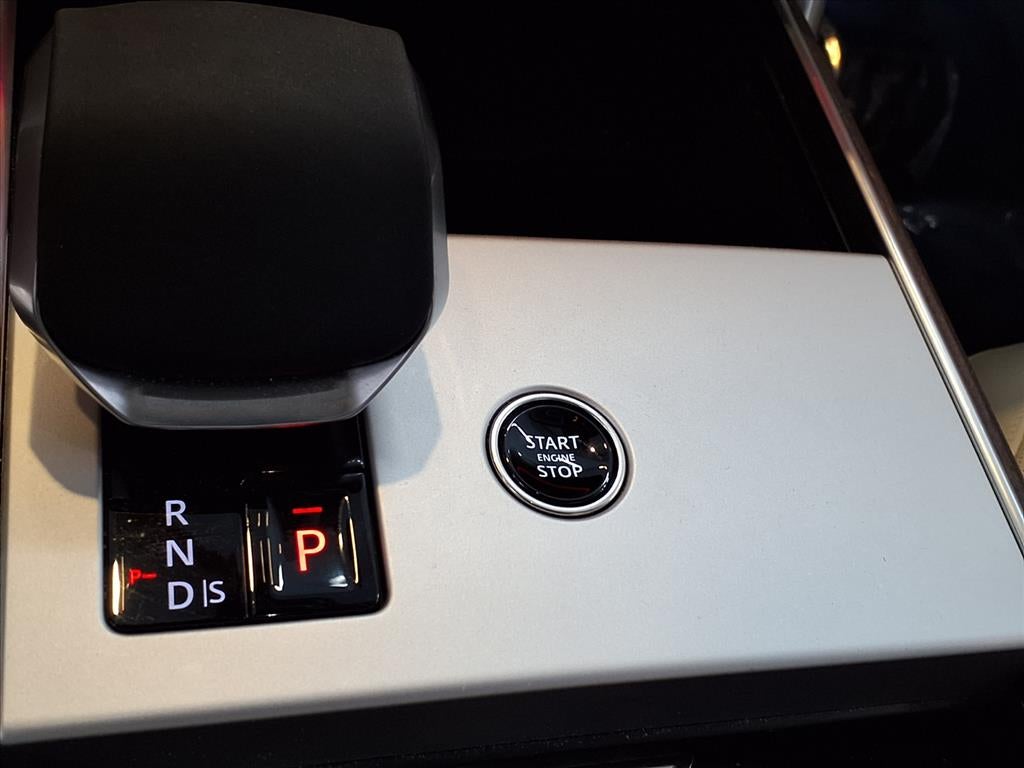 2025 Land Rover Range Rover SE LWB